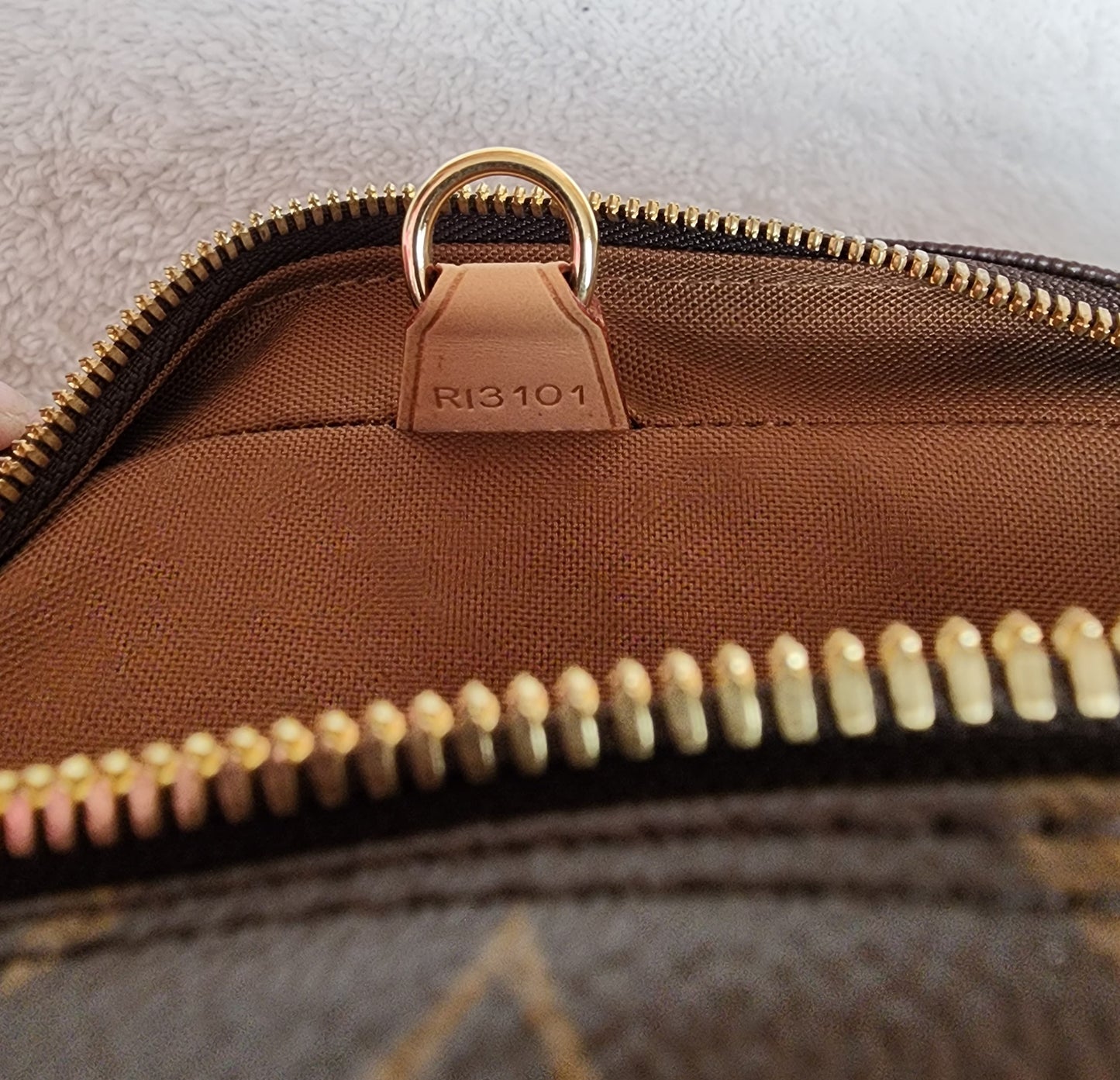 Pre-Loved Louis Vuitton Messenger Bag