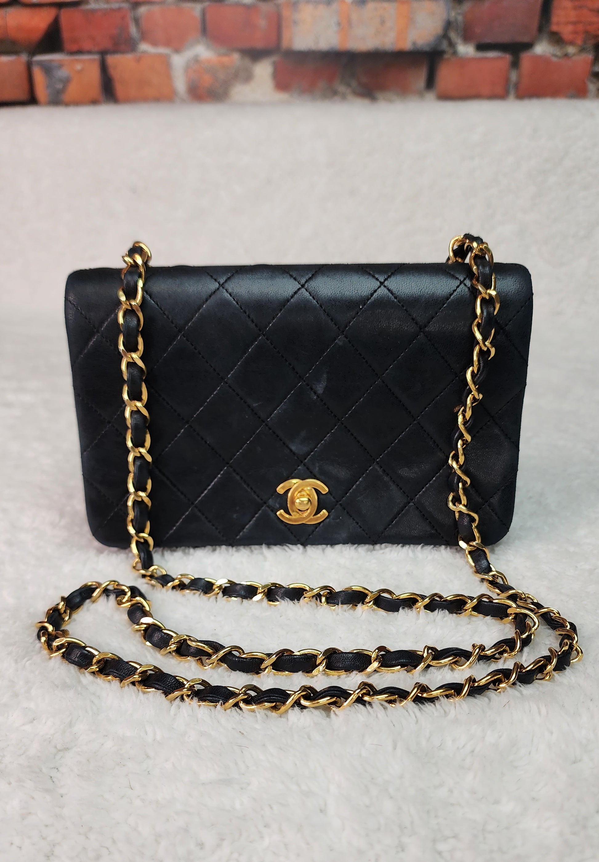 chanel black quilted lambskin handbag