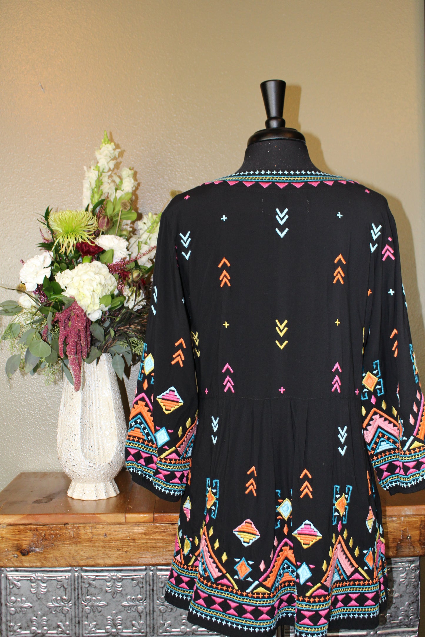 DDR V-neck Tunic with Embroidered Flowers